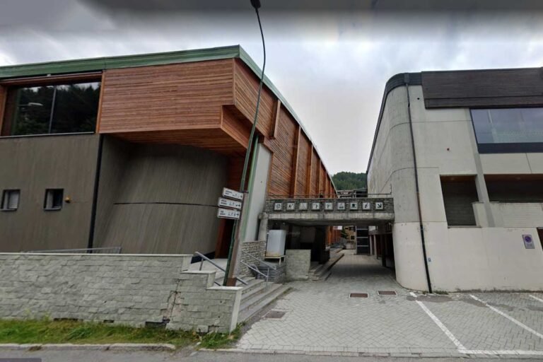 Esterno del palazzetto del ghiaccio di Madesimo, con la facciata rivestita in legno